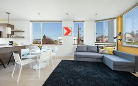 Modern Townhome In Seattle'S Central District With Rooftop